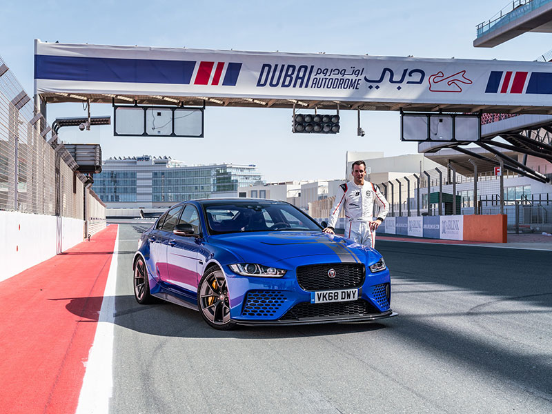 جاكوار XE SV Project 8 تسجل رقماً قياسياً جديداً على حلبة "دبي أوتودروم"